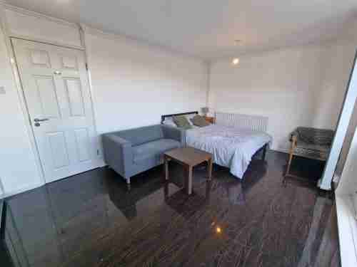 Large double room with balcony - Image 4